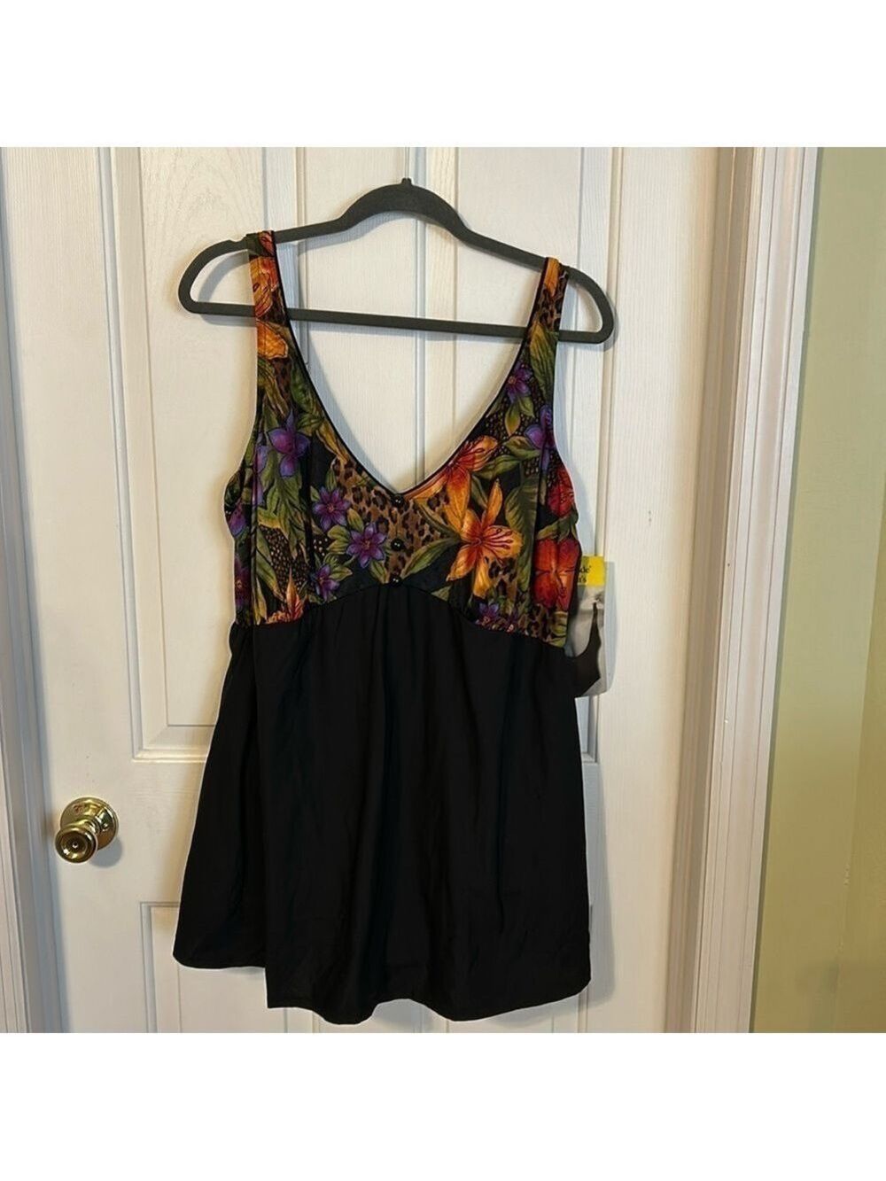 Longitude Women’s swimsuit. Size 28W. Floral v-neck tank top. NWT